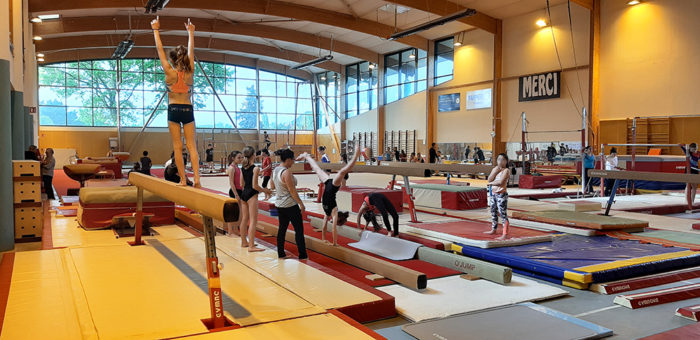 La salle Pierre Bertel à Saint-Domineuc permet la pratique de la gymnastique au sol et aux agrès