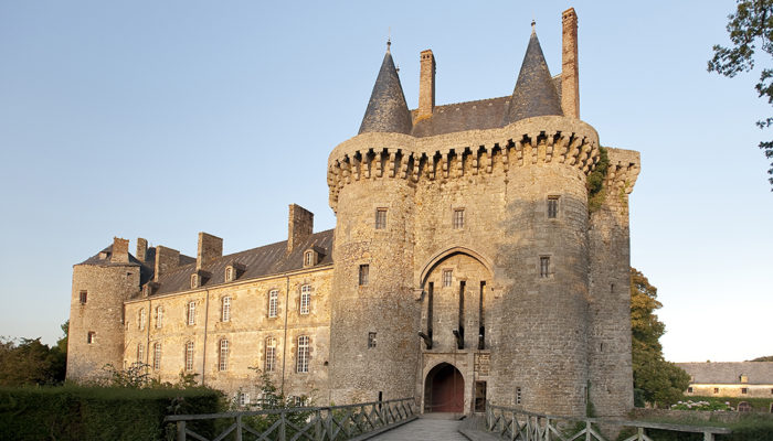 Les Iffs Vue sur le Chateau de Montmuran.