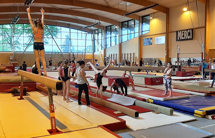 gymnaste s'entrainant dans la salle Pierre Bertel mise à disposition de l'USL de Saint-Domineuc par la communauté de communes Bretagne romantique