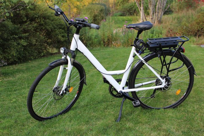 vélo électrique blanc au milieu d'une pelouse