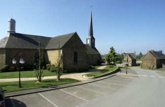 église St-Etienne à Pleugueneuc en bretagne romantique